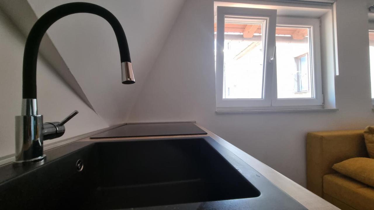 Steep-Climb Attic Studio W Floor Heating, Two Beds & 55" Tv Appartement Zagreb Buitenkant foto